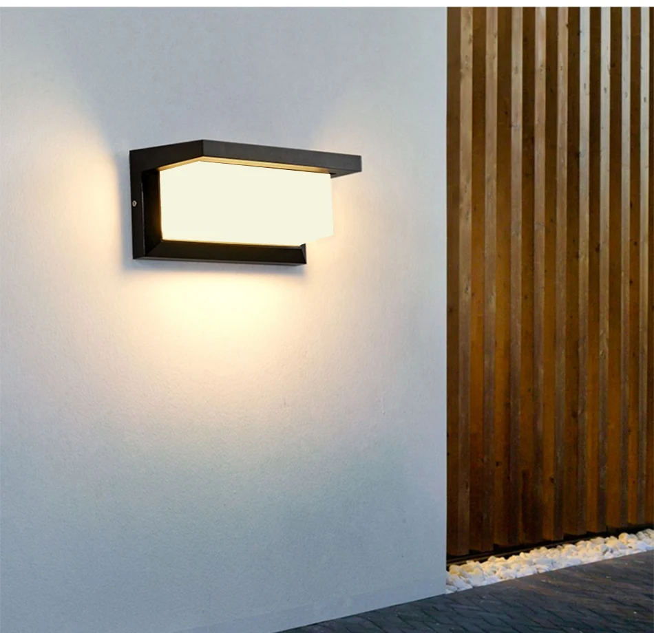 Wall lamp with motion sensor