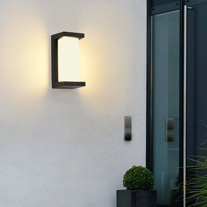 Wall lamp with motion sensor
