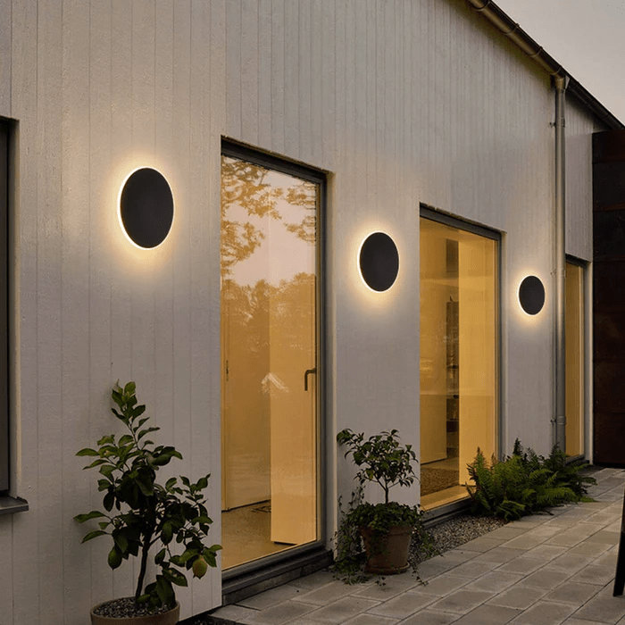 Minimalist Round LED Wall Light Made of Metal for Outdoor Use