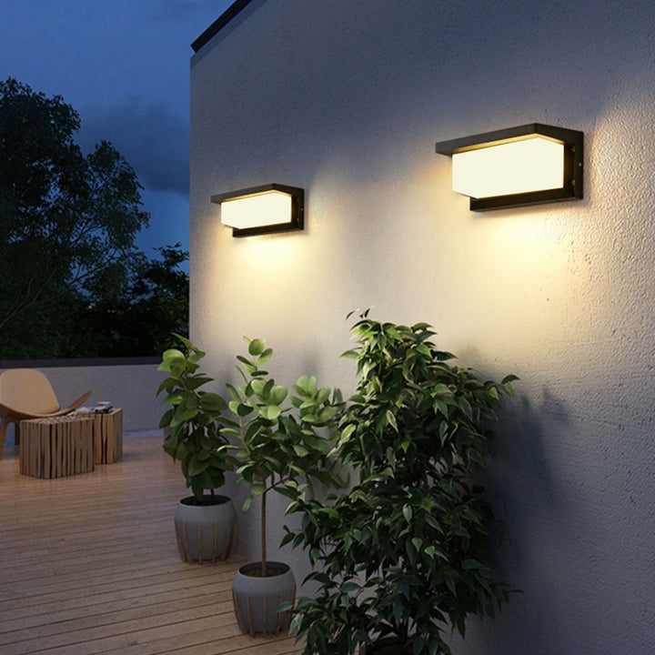 Wall lamp with motion sensor